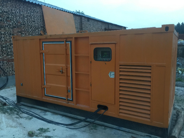 沅江发电机组长期使用中，电缆线的敷设路径有哪些要求？